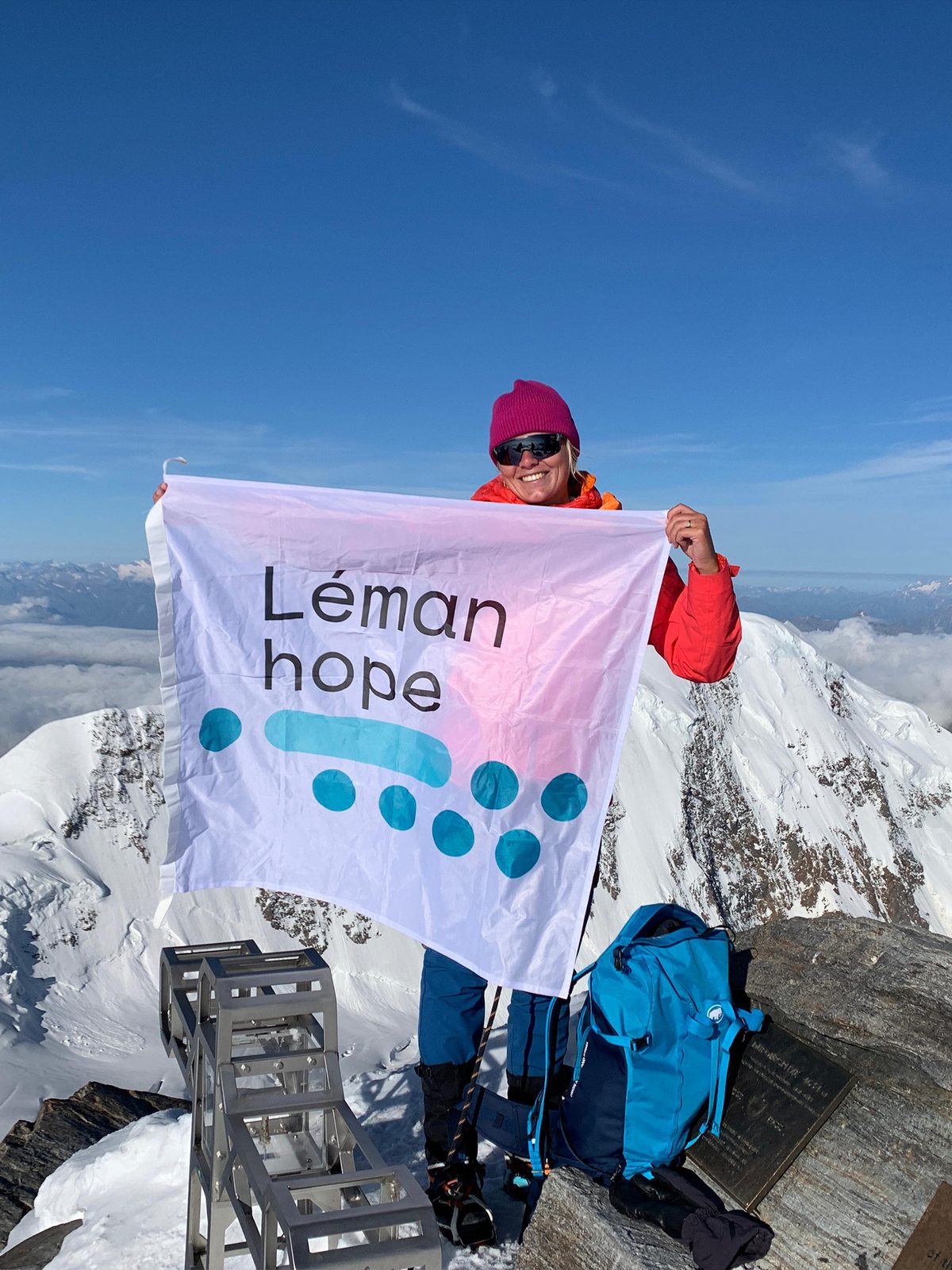 Chiara au sommet du Breithorn avec le drapeau Léman hope