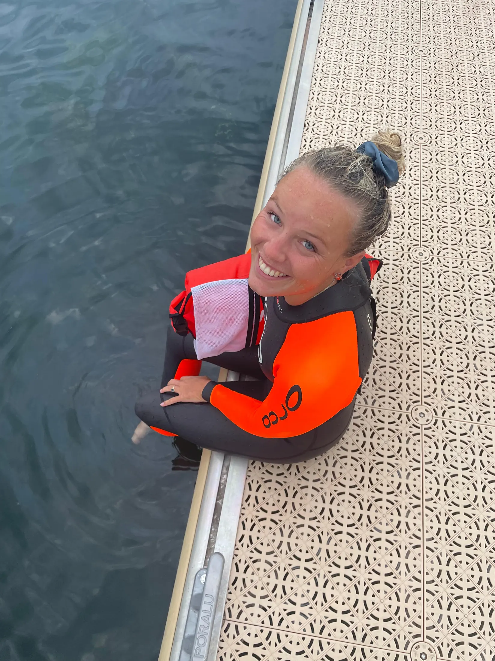 Portrait souriant sur le ponton, combinaison Orca