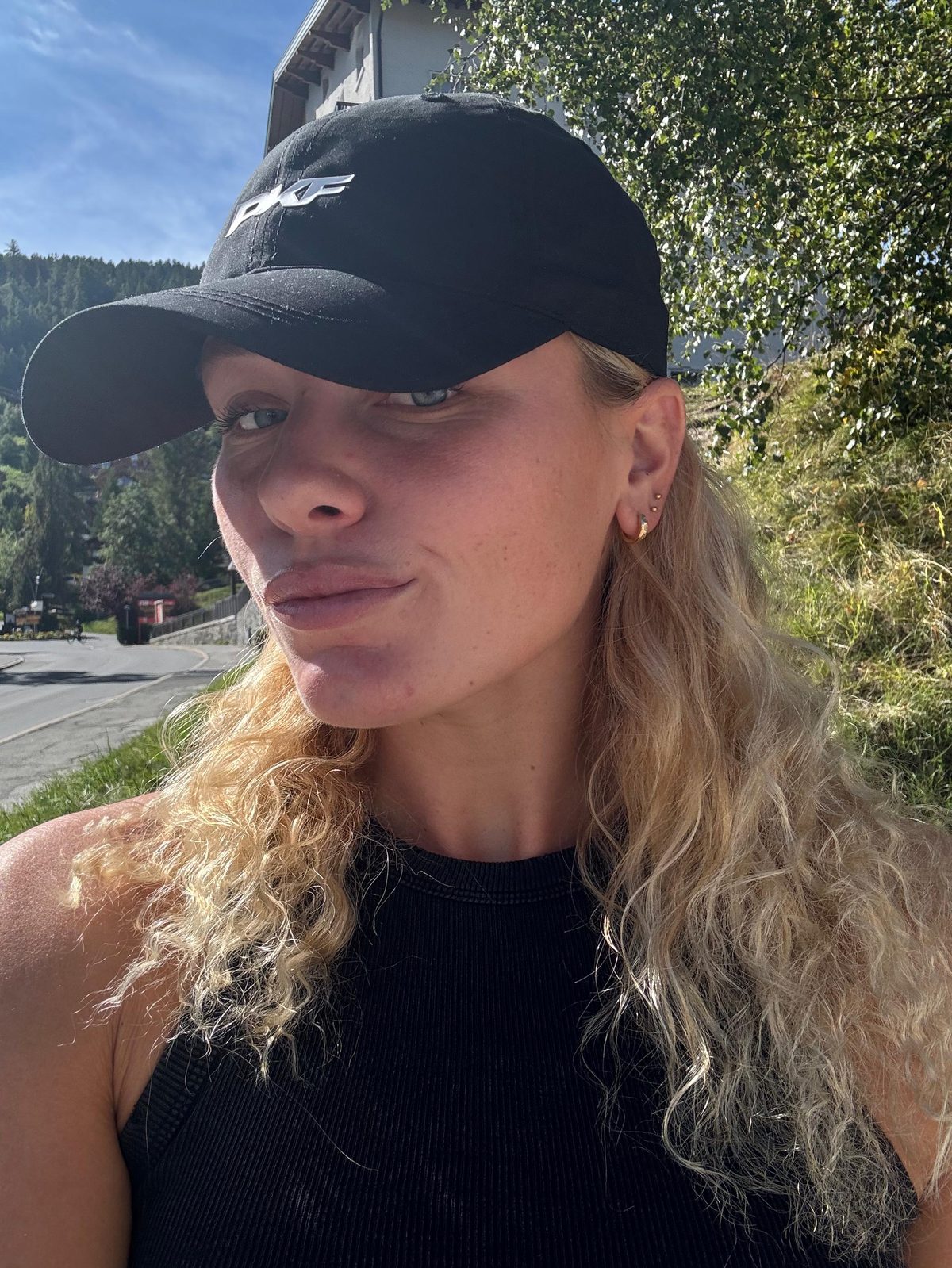 Selfie casquette PKF en montagne