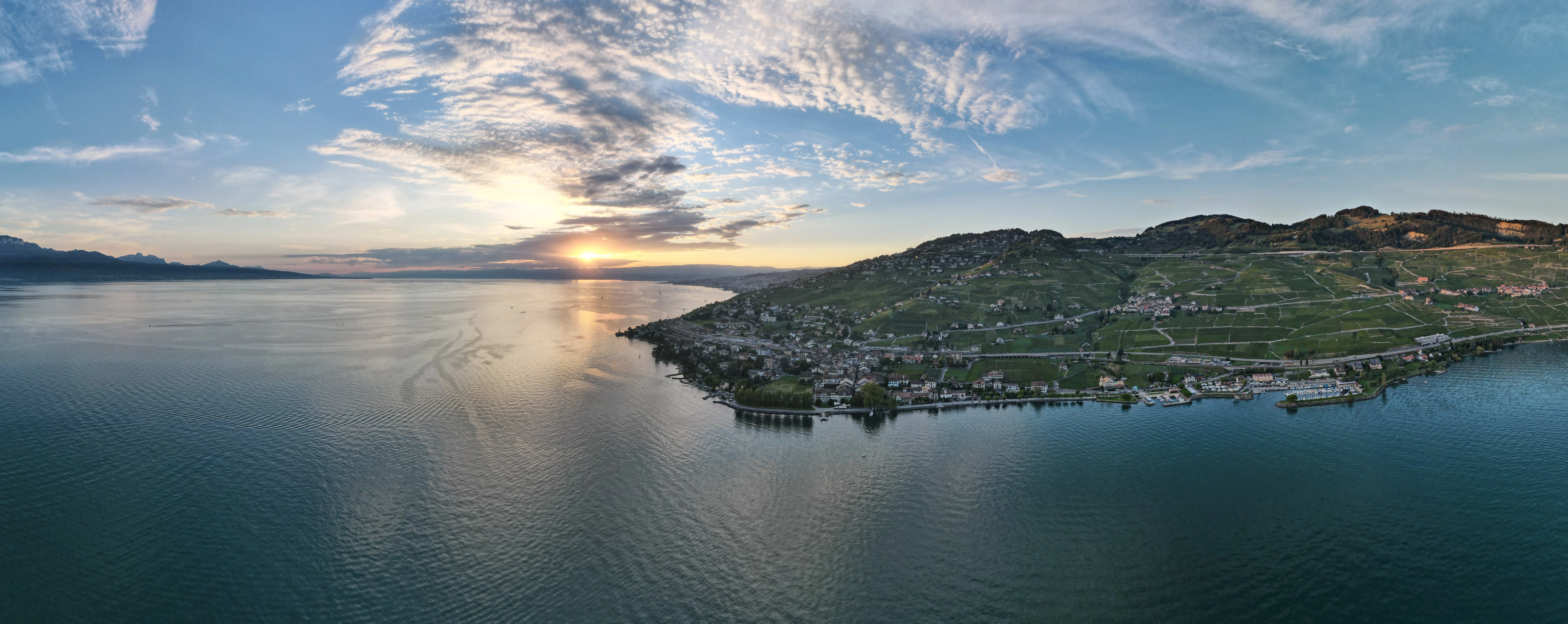 Panorama du Léman au coucher du soleil, vignobles de Lavaux et montagnes